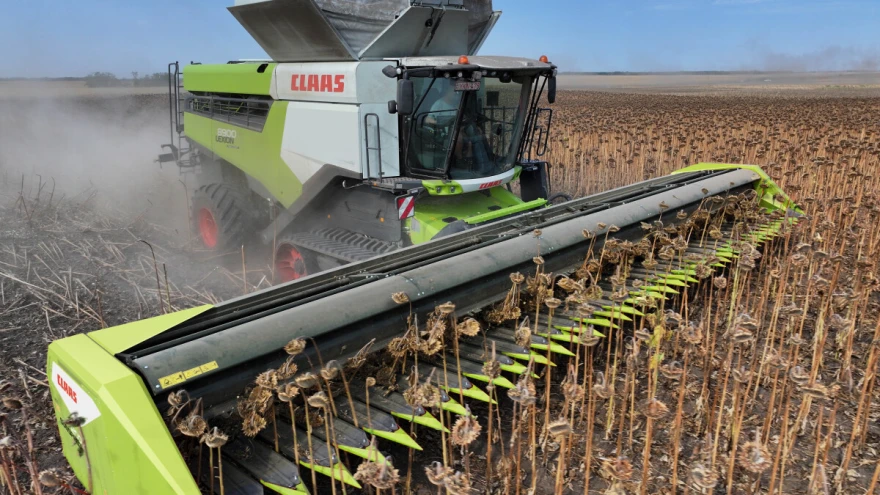 adapter-za-suncokret Najvažnije nove značajke priključaka za berbu suncokreta uključuju radne širine do 11,90 m i berbu neovisnu o redovima zahvaljujući podesivim hvataljkama bez alata, ističu iz Claasa