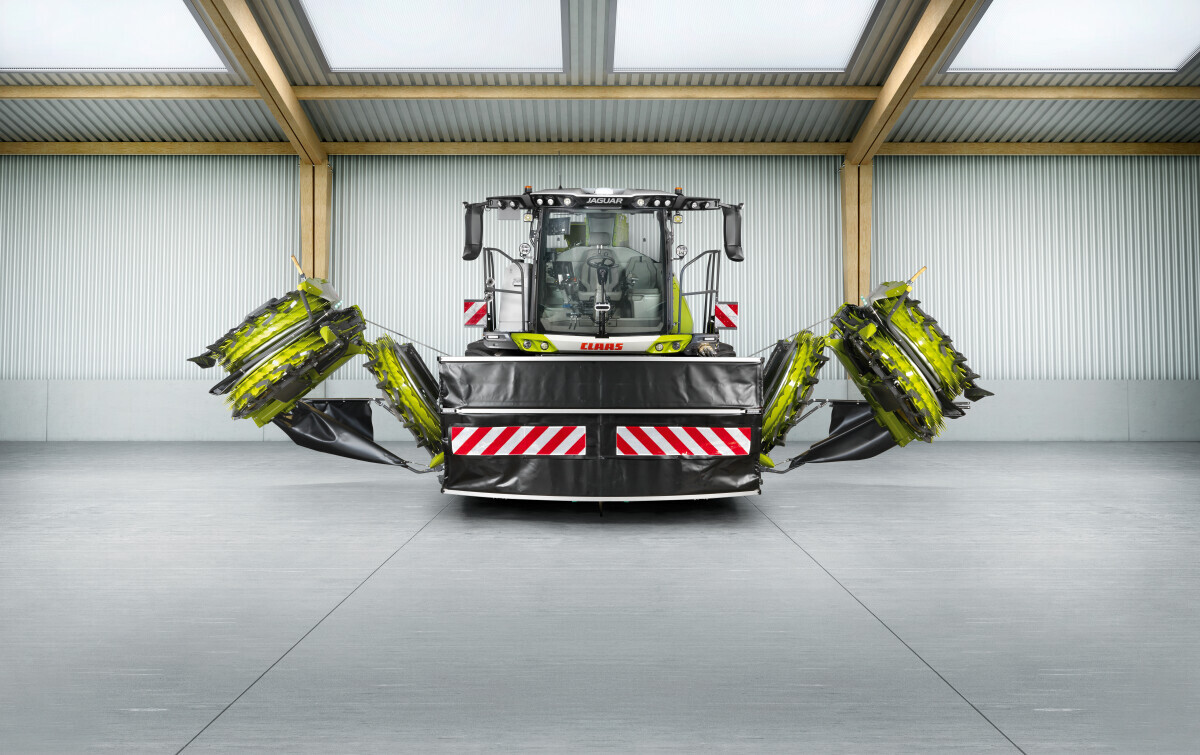 claas-orbis-12000-i-direct-disc-8400-5 Za cestovni prijevoz sklapa se na kompaktnu vanjsku širinu od 3,30 m, s automatskom zaštitom pri transportu
