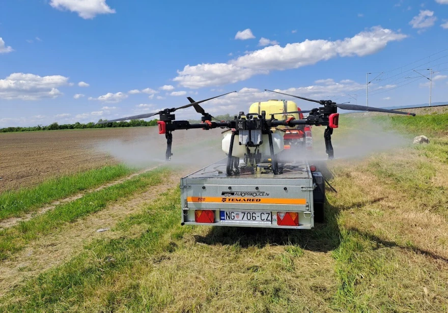 dron-u-poljoprivredi-15-880x615-1 xag dron