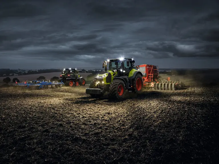 claas-jerkovic Traktor koji podiže poslovanje na višu razinu. Učinkovite performanse. AXION 8 CMATIC kombinira uravnoteženu raspodjelu mase s dugim međuosovinskim razmakom. Osigurati visoku stabilnost vožnje i učinkovit prijenos snage na polju i cesti. S pomoću sustava upravljanja snagom DYNAMIC POWER, AXION 8 automatski prilagođava snagu trenutnom zahtjevu. Istodobno sustav održava broj okretaja motora u optimalnom rasponu, što rezultira značajnom uštedom goriva i većom učinkovitošću.